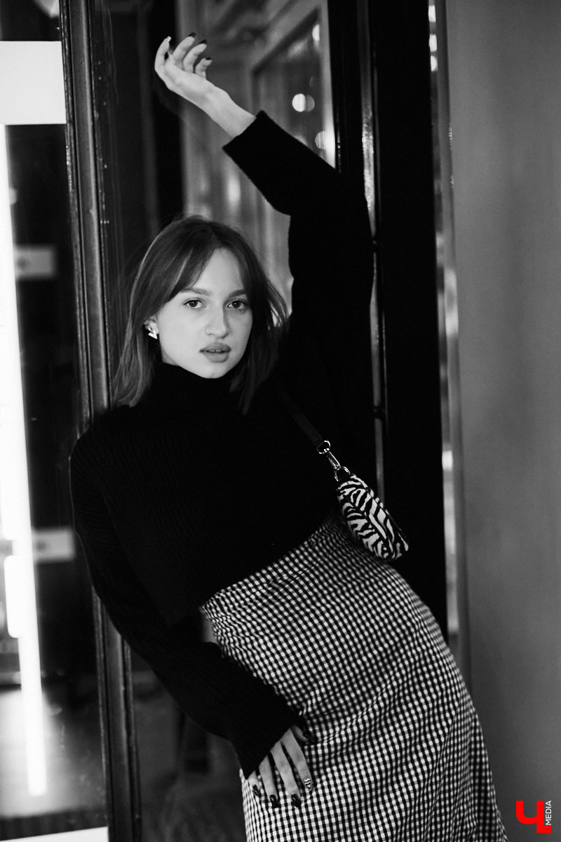 Валерии Антроповой 19 лет, она учится на первом курсе менеджмента и занимается творческим хобби. Мобильная съемка и видеоредакция располагают к распространению на работу личного чувства вкуса и стиля. Каков он? Расскажет «Ключ-Медиа».